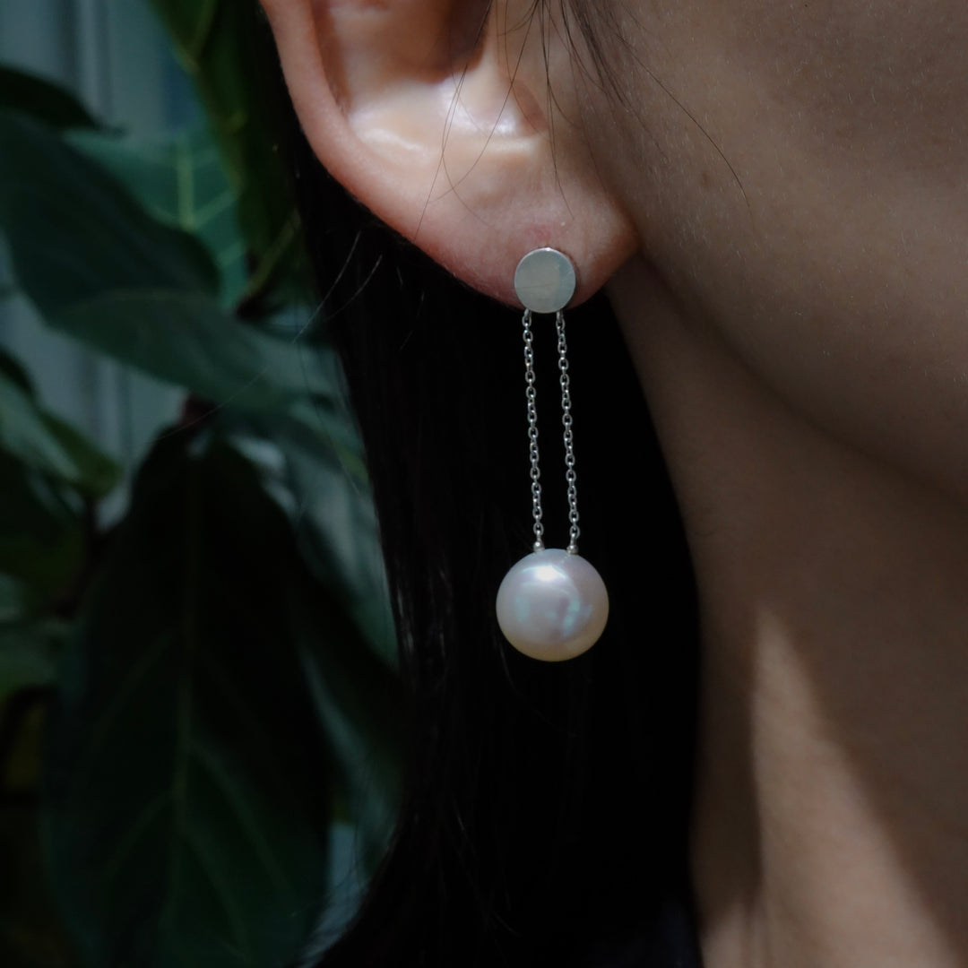 AMEMBO Silver Pearl Swing Pierced Earrings