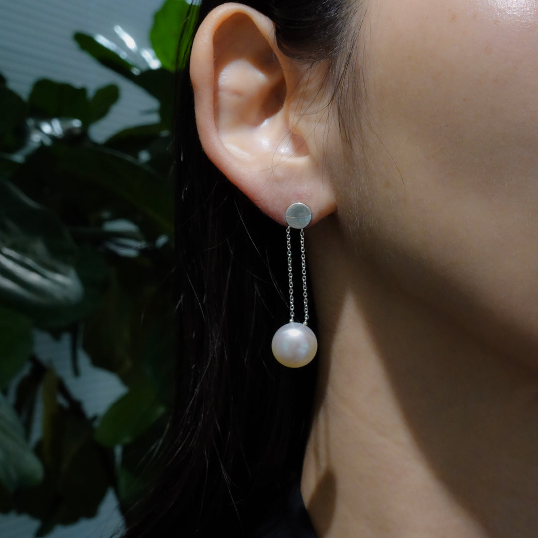 AMEMBO Silver Pearl Swing Pierced Earrings