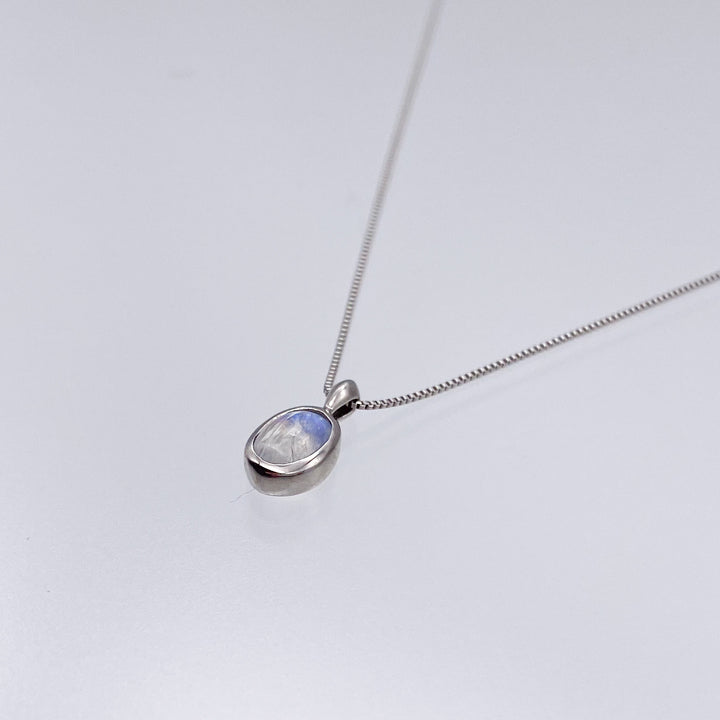 petit amulet necklace (Pt900 x rainbow moon stone)