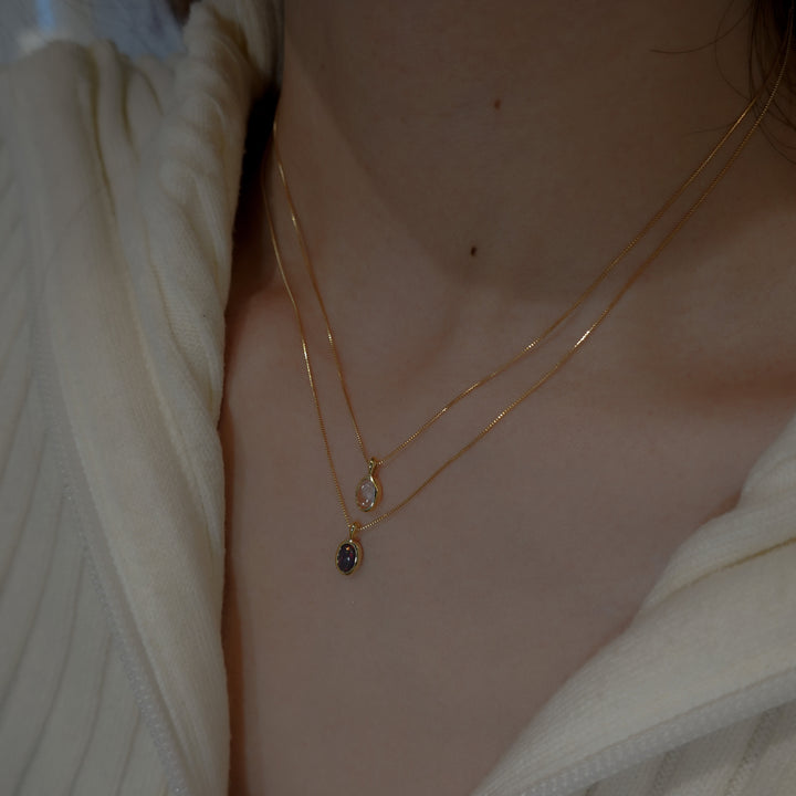petit amulet necklace (18KYG x crystal)