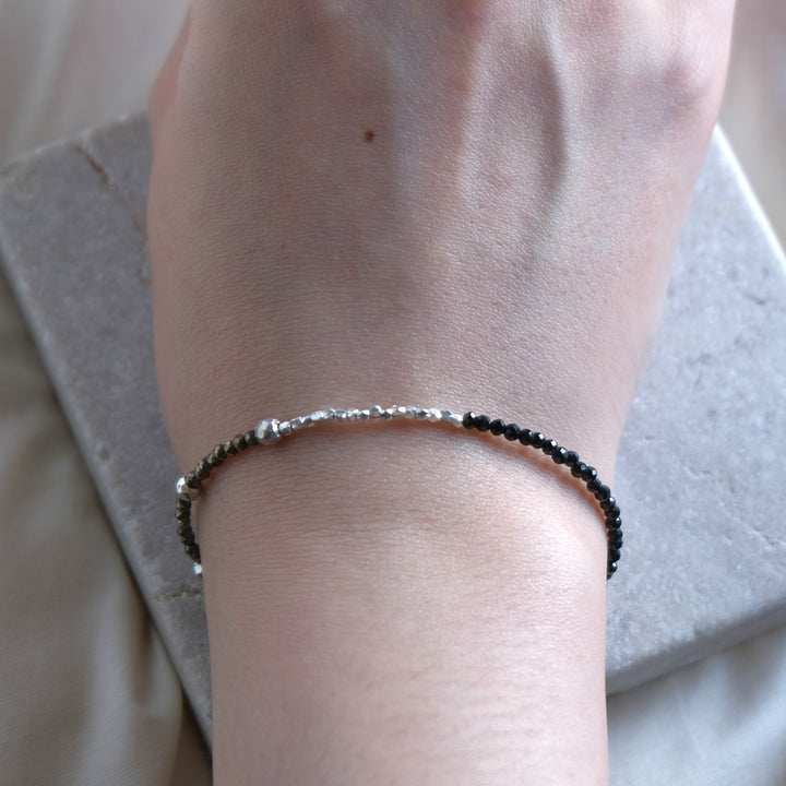 svart og pýrít bracelet