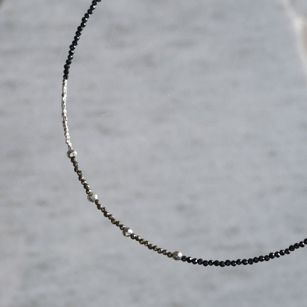 svart og pýrít necklace