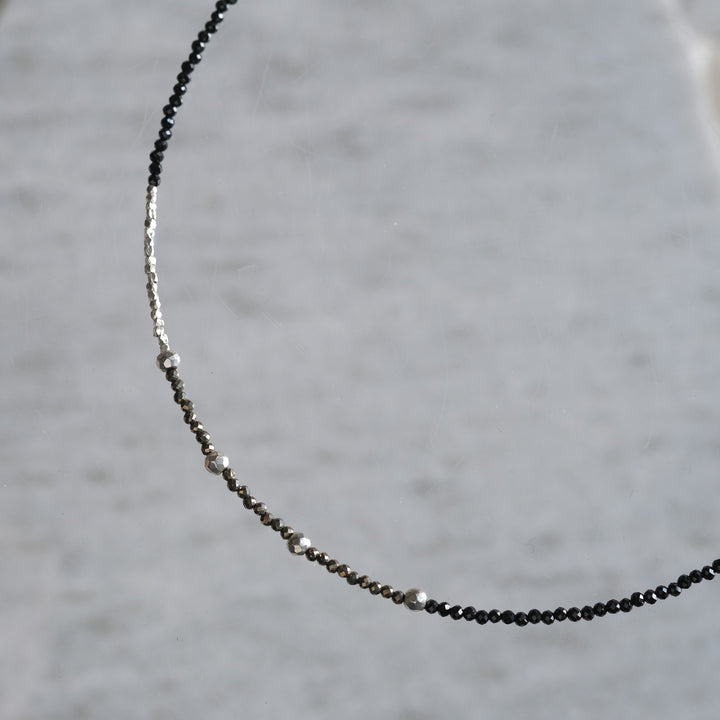 svart og pýrít necklace