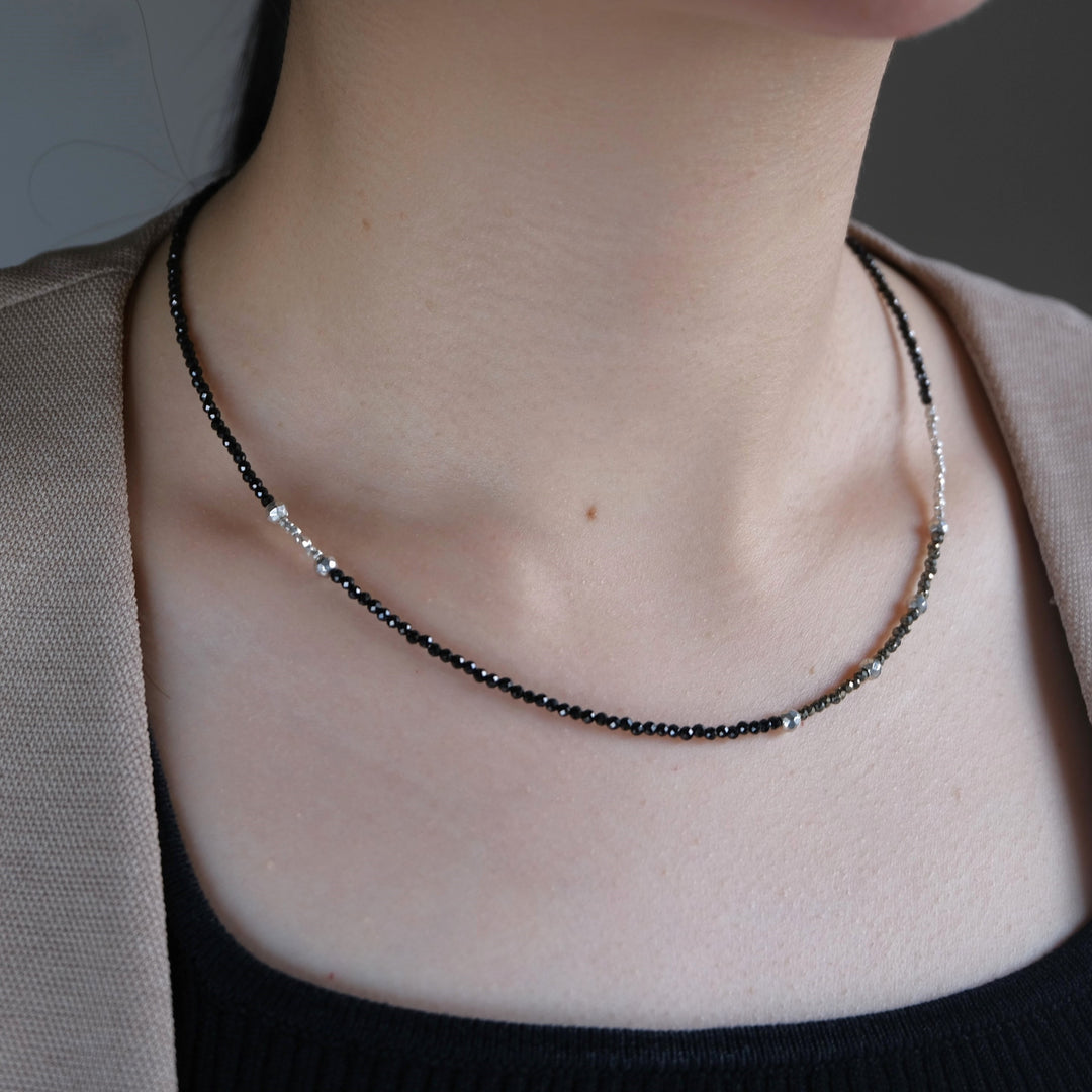 svart og pýrít necklace