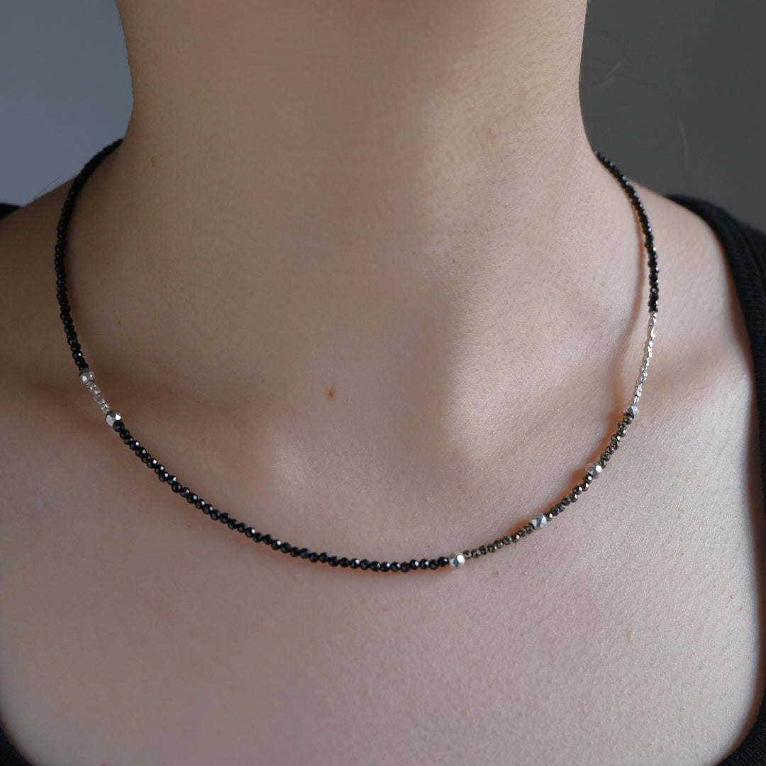 svart og pýrít necklace
