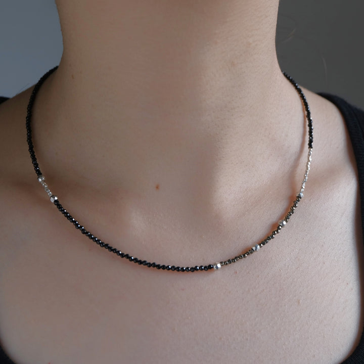 svart og pýrít necklace