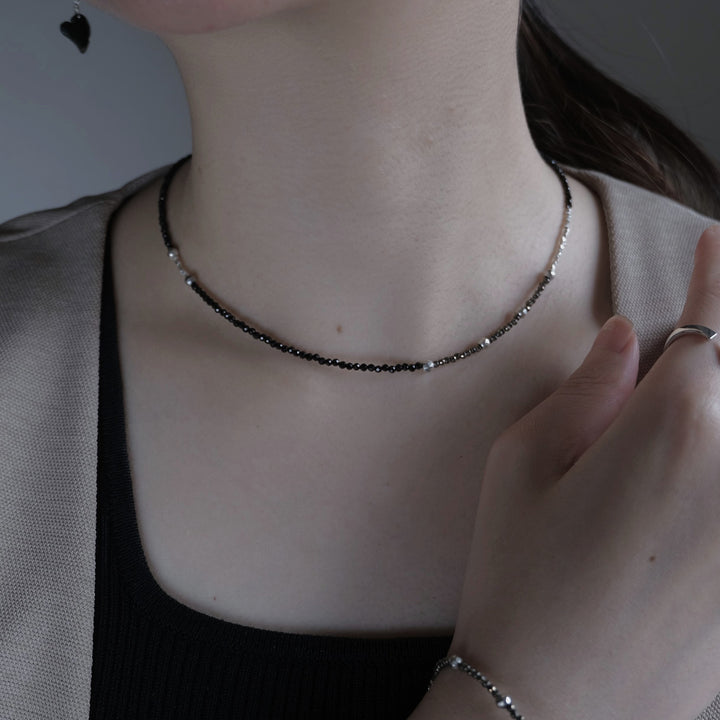 svart og pýrít necklace