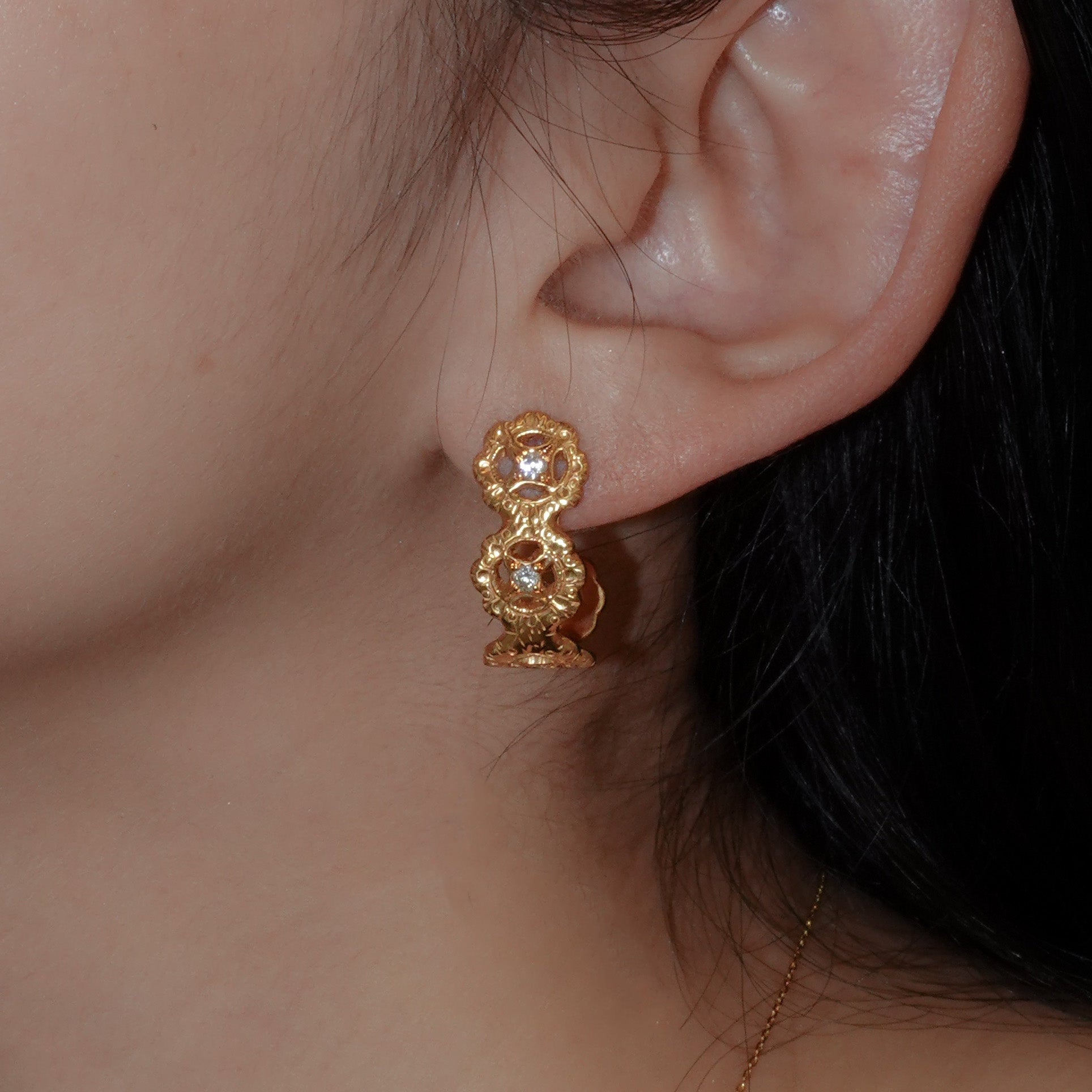 kudana-florentine-engraving-flower-pierced-earring – unigem