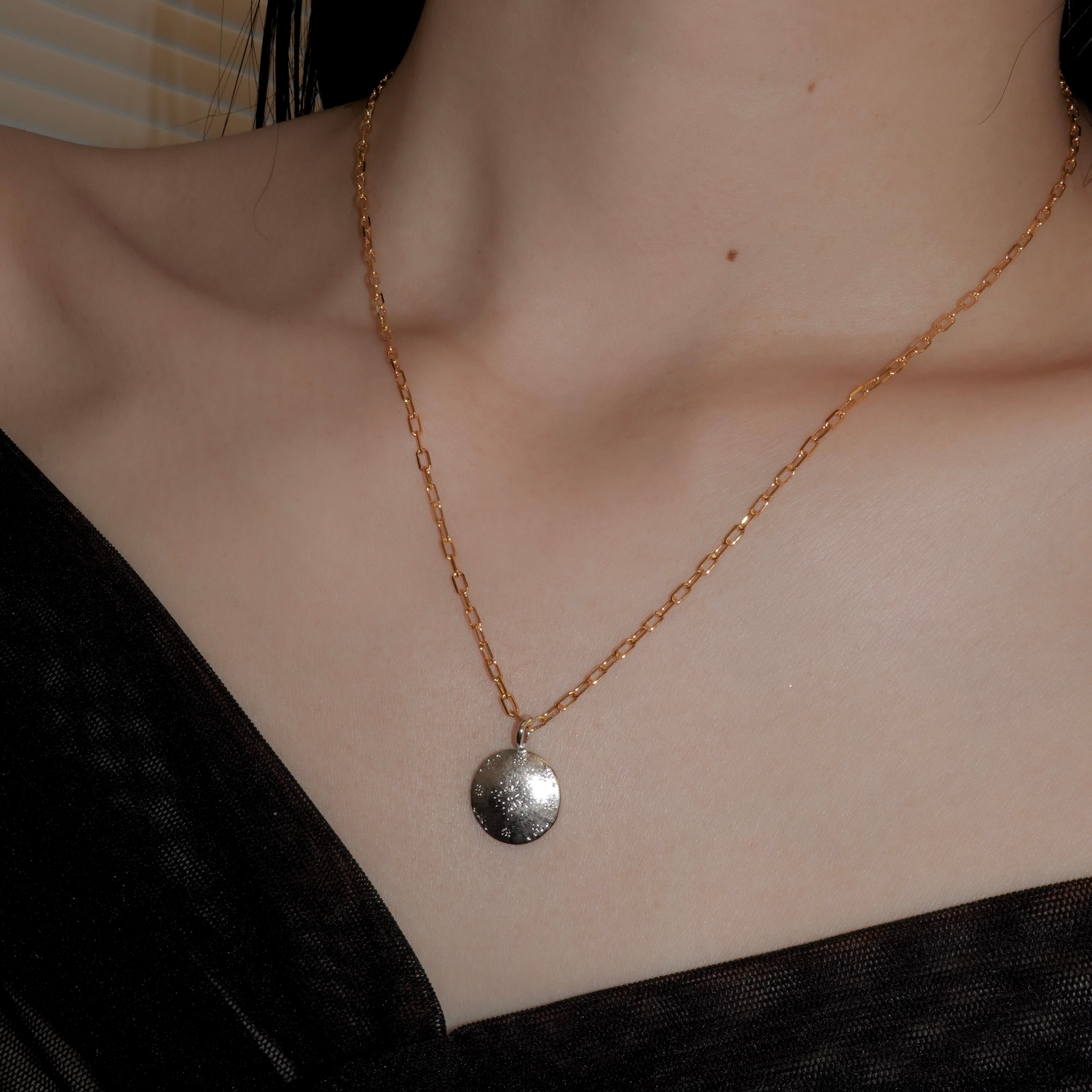 kudana-fleur-de-lis-silk-like-engraving-necklace – unigem