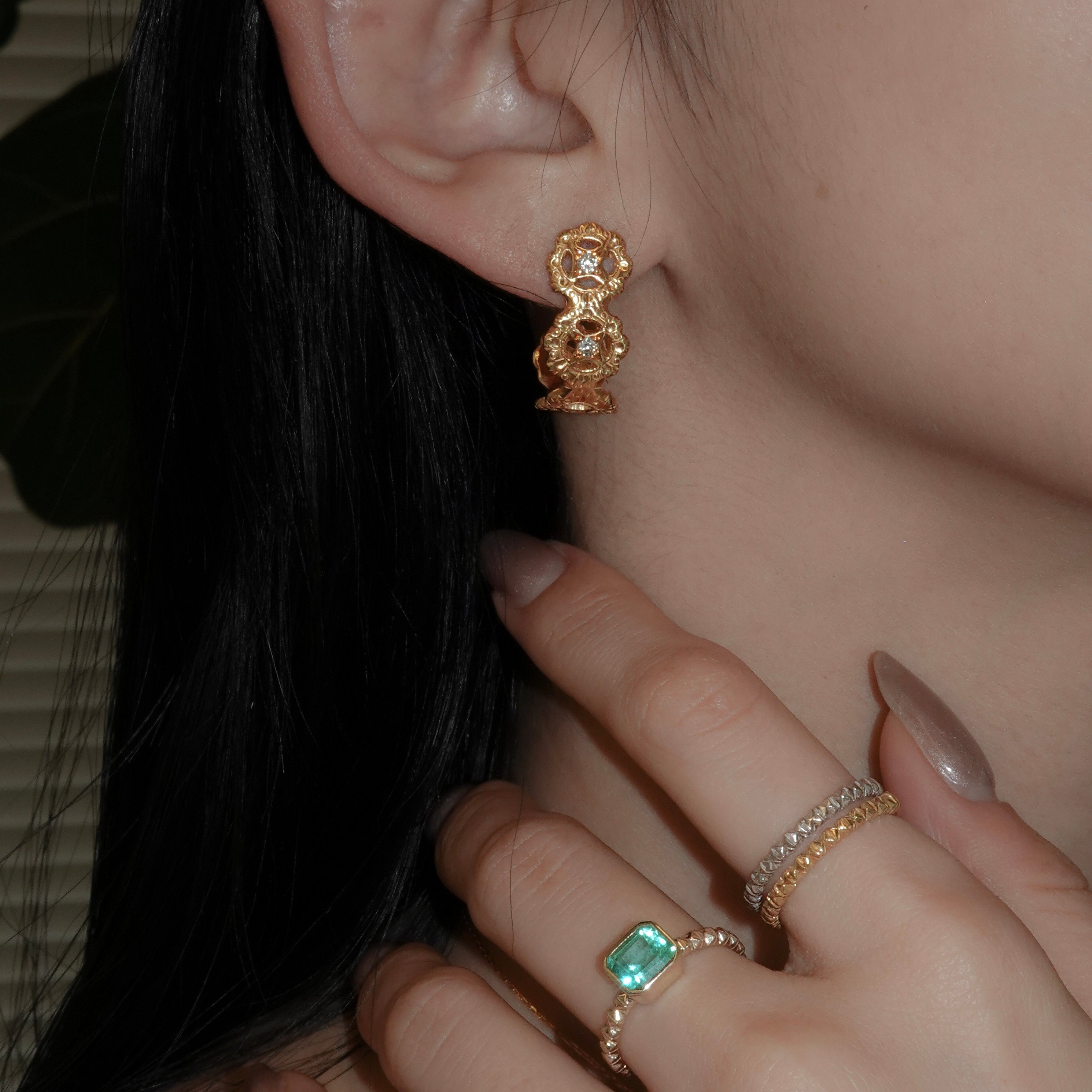 kudana-florentine-engraving-flower-pierced-earring – unigem