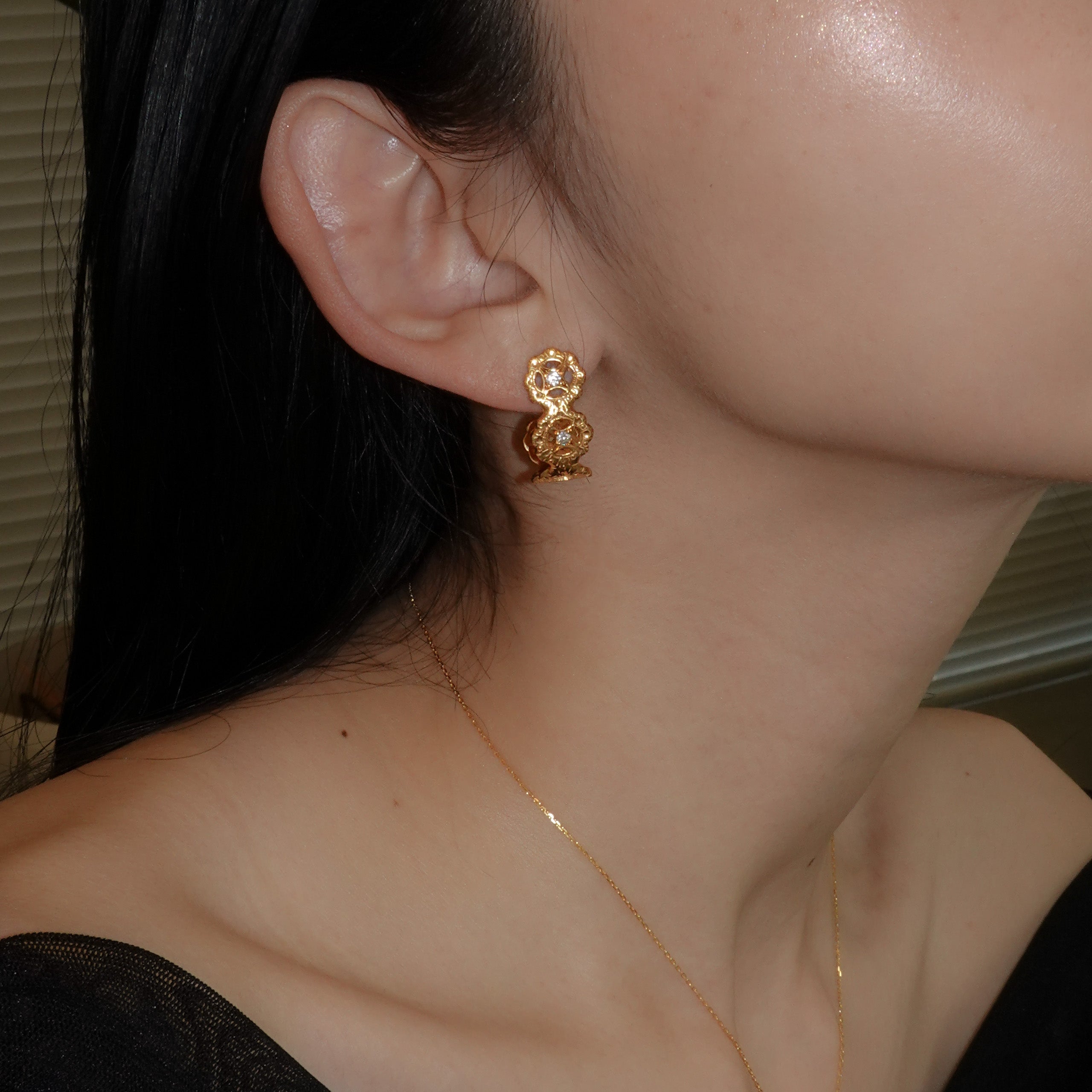 kudana-florentine-engraving-flower-pierced-earring – unigem
