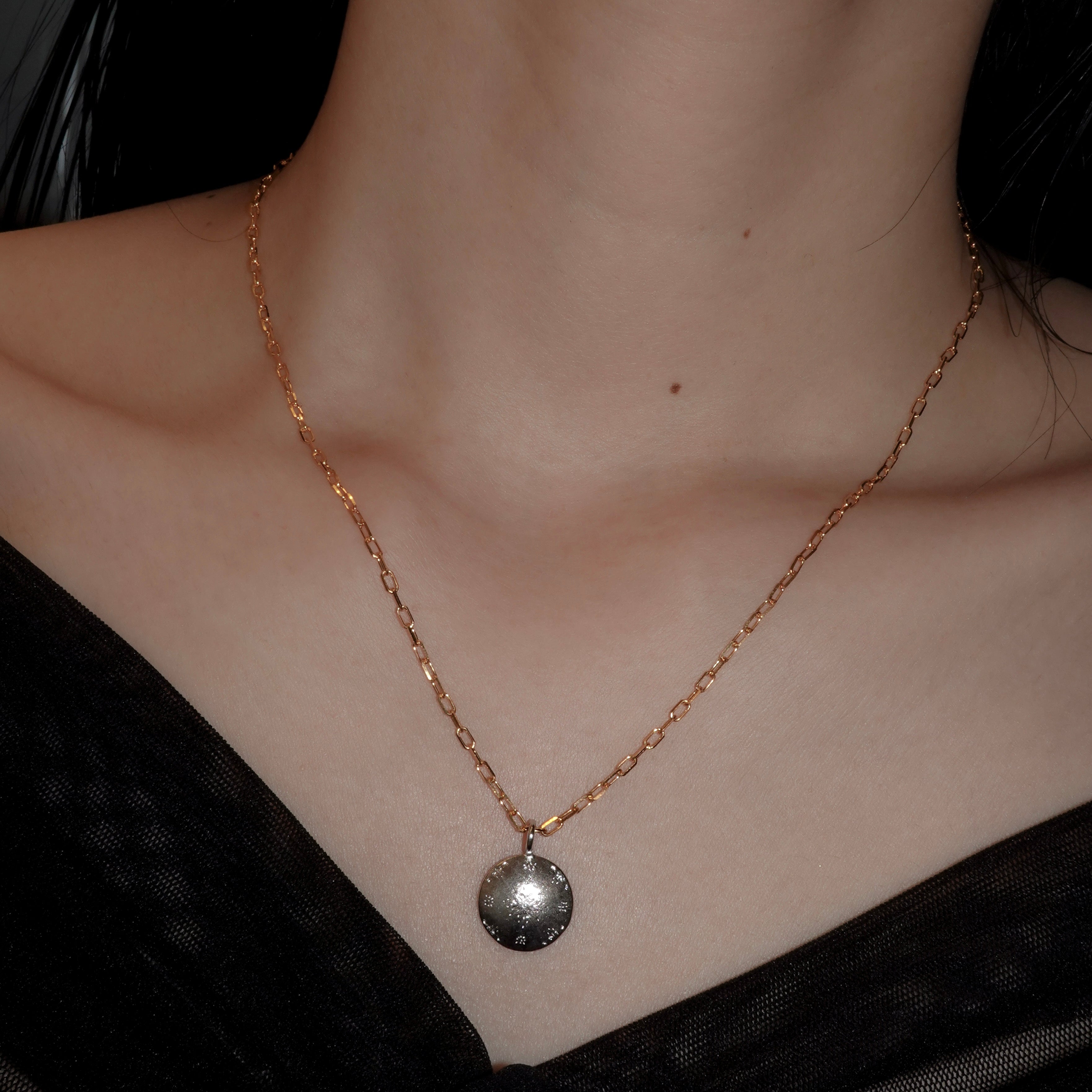 kudana-fleur-de-lis-silk-like-engraving-necklace – unigem