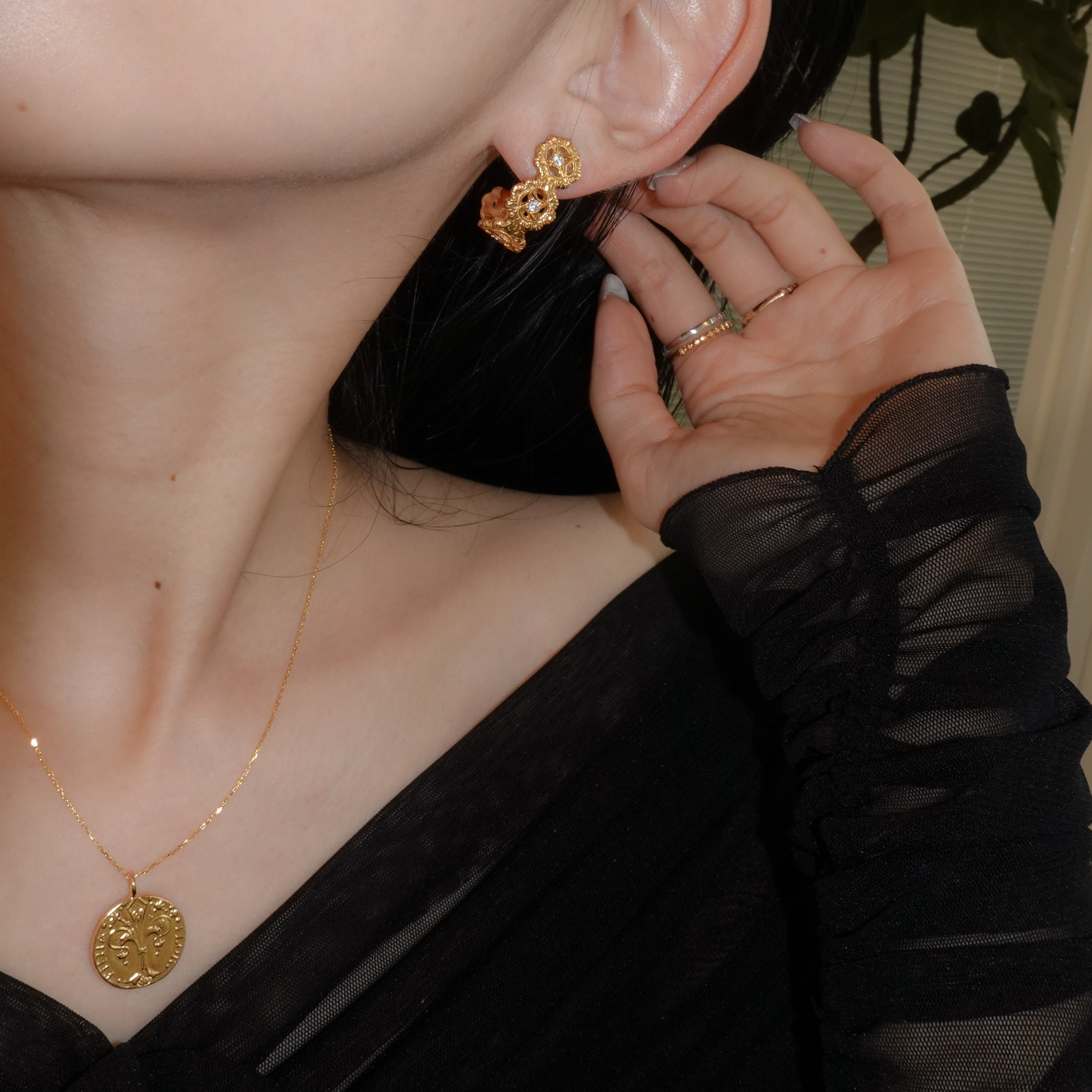 kudana-florentine-engraving-flower-pierced-earring – unigem