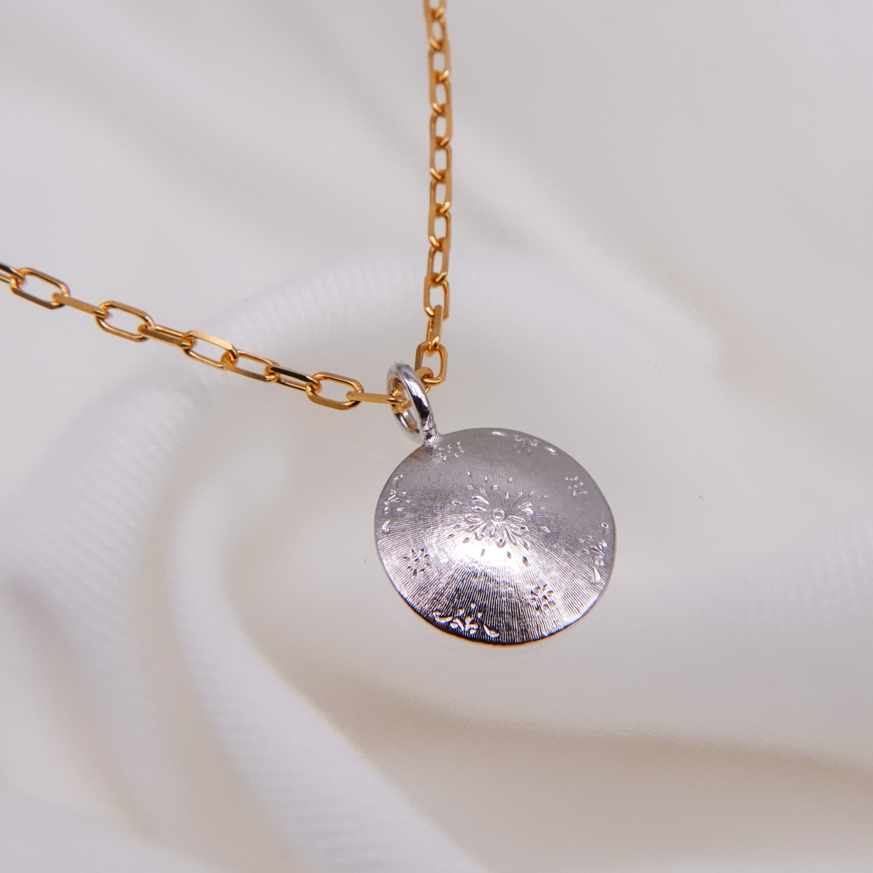 kudana-fleur-de-lis-silk-like-engraving-necklace – unigem