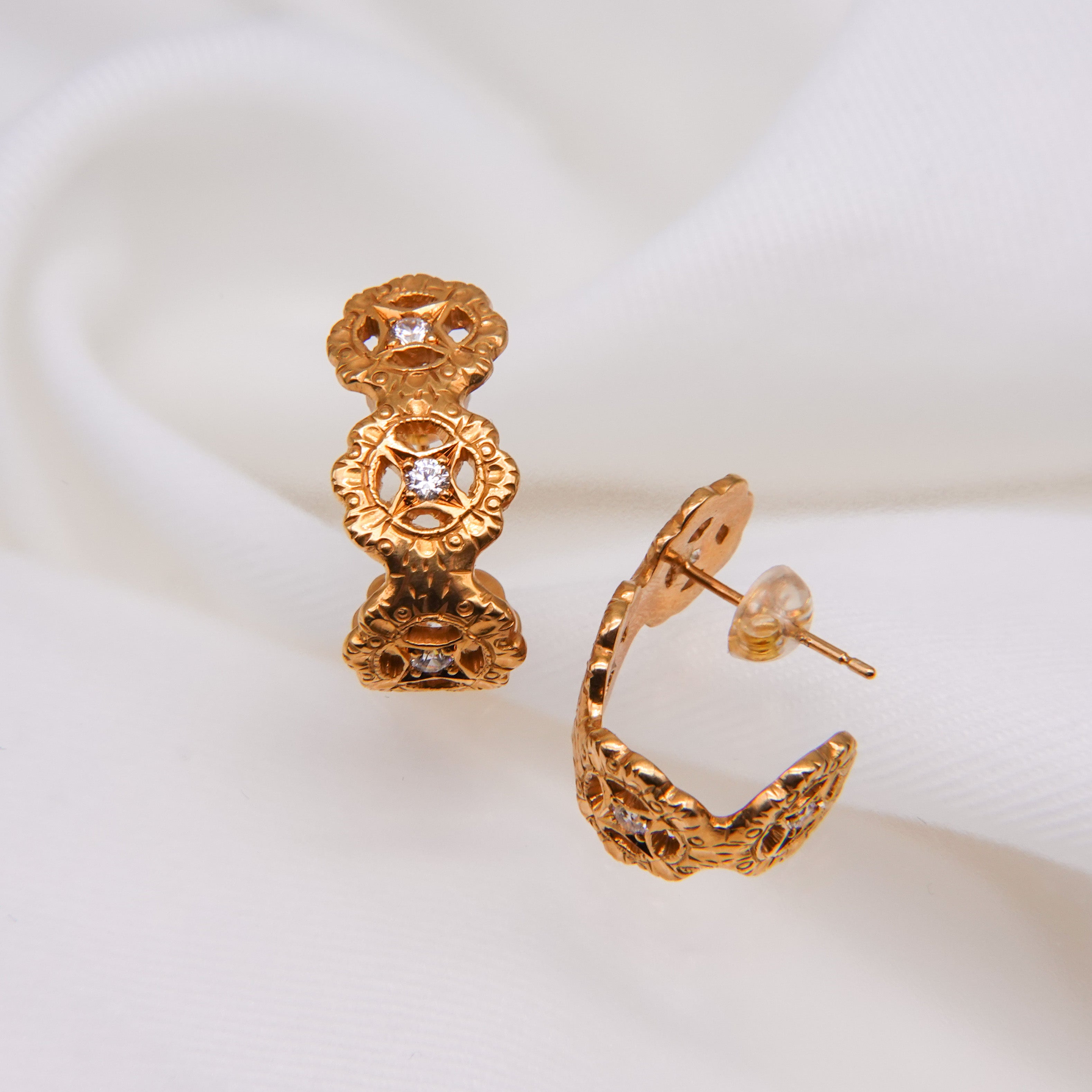 kudana-florentine-engraving-flower-pierced-earring – unigem