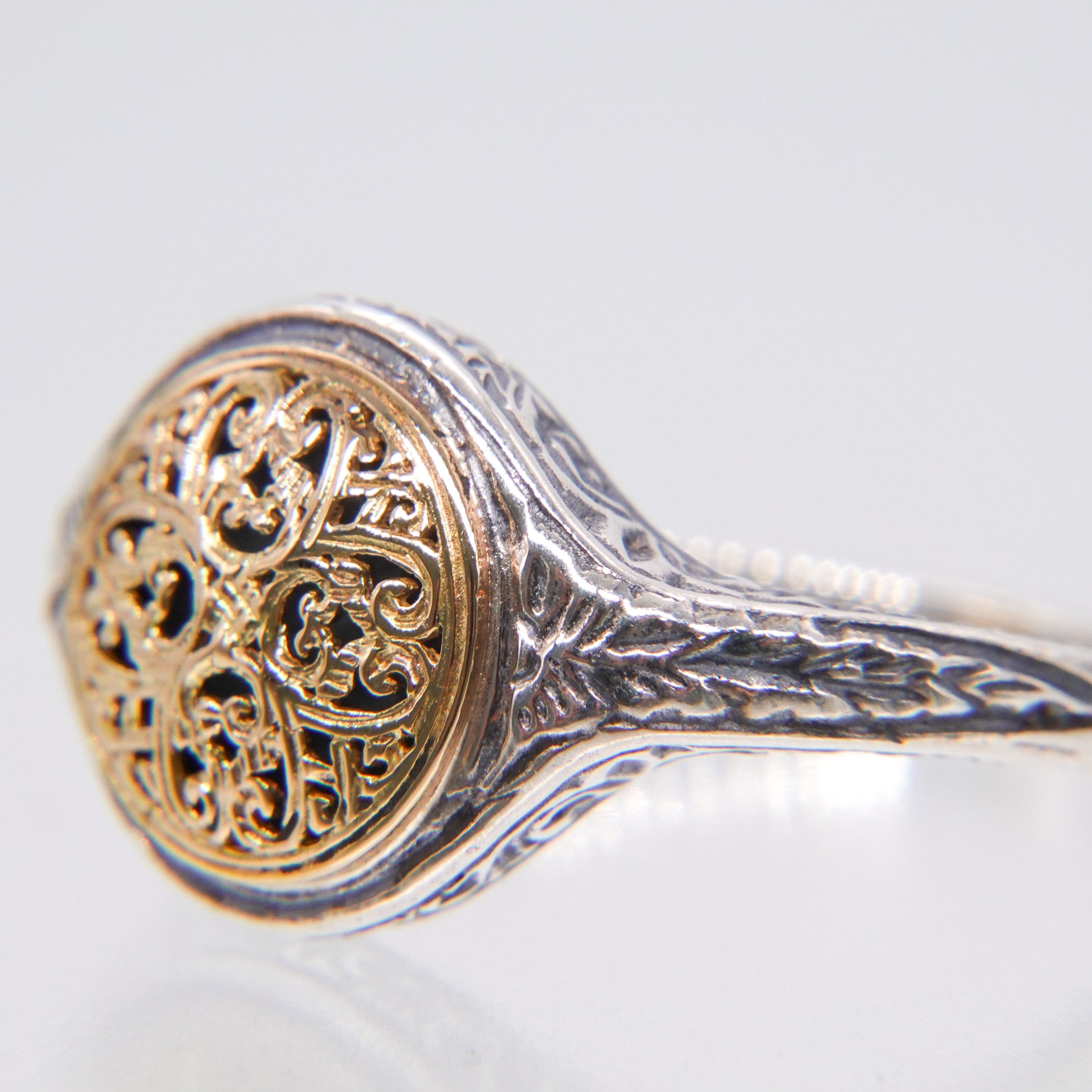 Mediterranean round pinky ring in 18K Gold and sterling