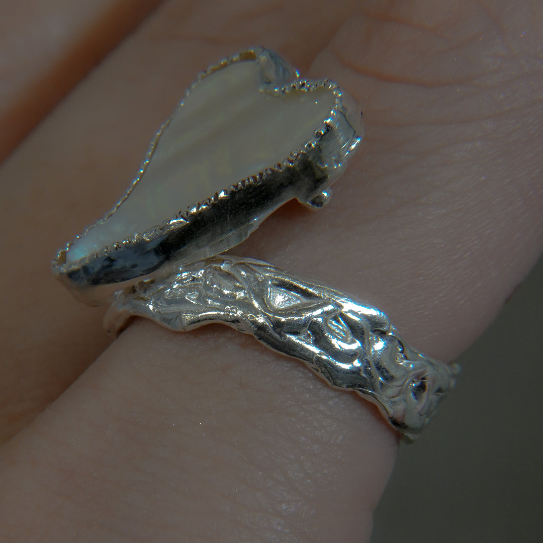 Heart cut mother-of-pearl ring (L)