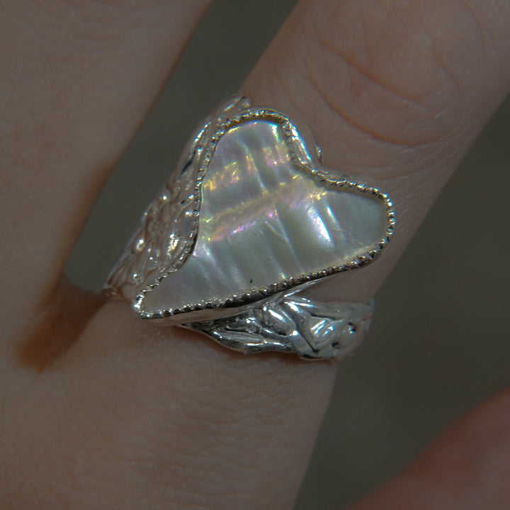 Heart cut mother-of-pearl ring (L)