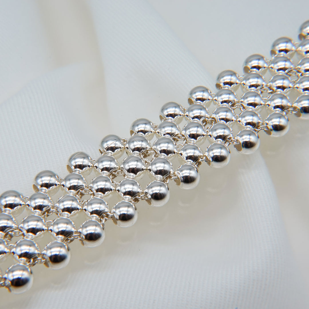 Composed of symmetrically placed silver beads bracelet