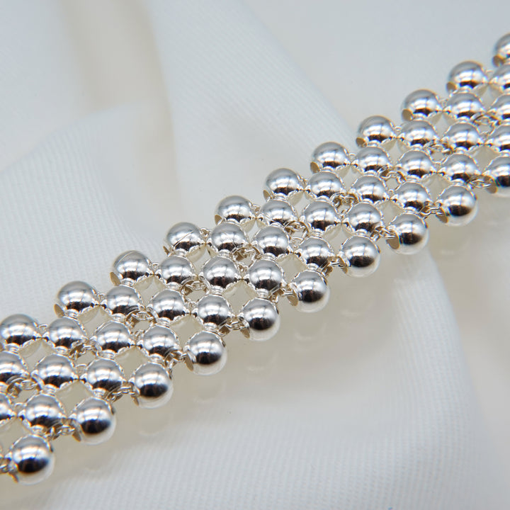 Composed of symmetrically placed silver beads bracelet