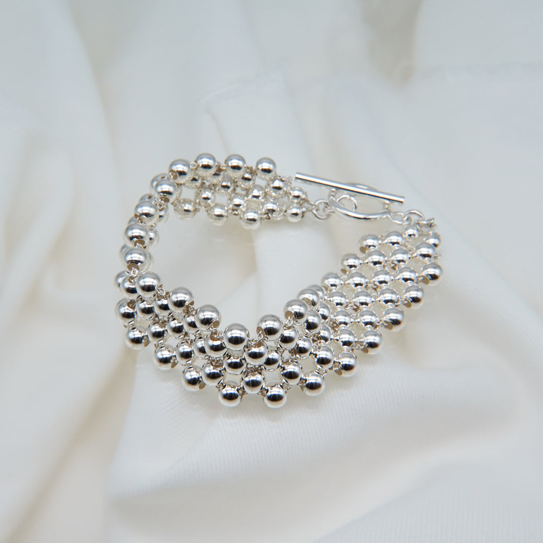 Composed of symmetrically placed silver beads bracelet