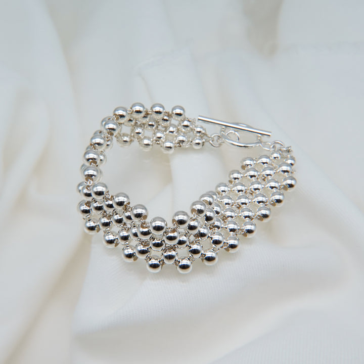 Composed of symmetrically placed silver beads bracelet