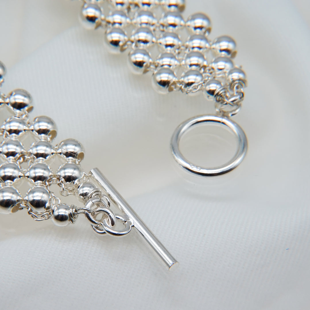 Composed of symmetrically placed silver beads bracelet