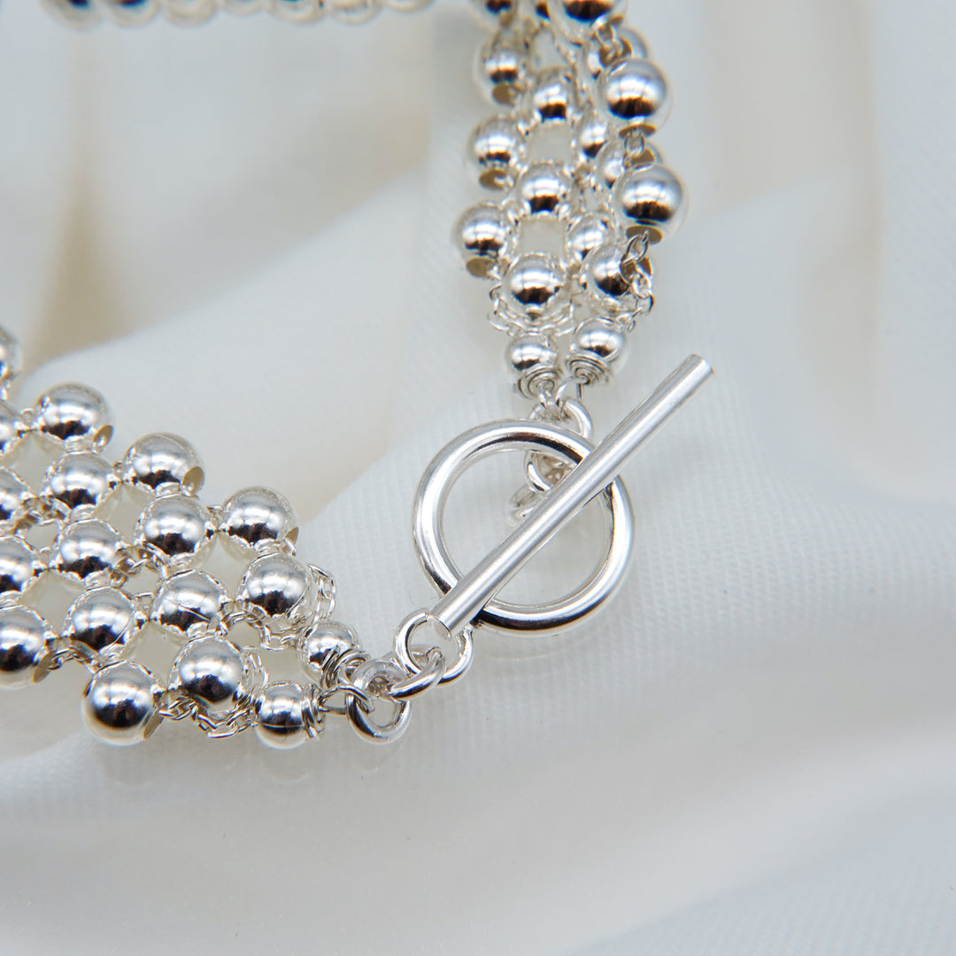 Composed of symmetrically placed silver beads bracelet