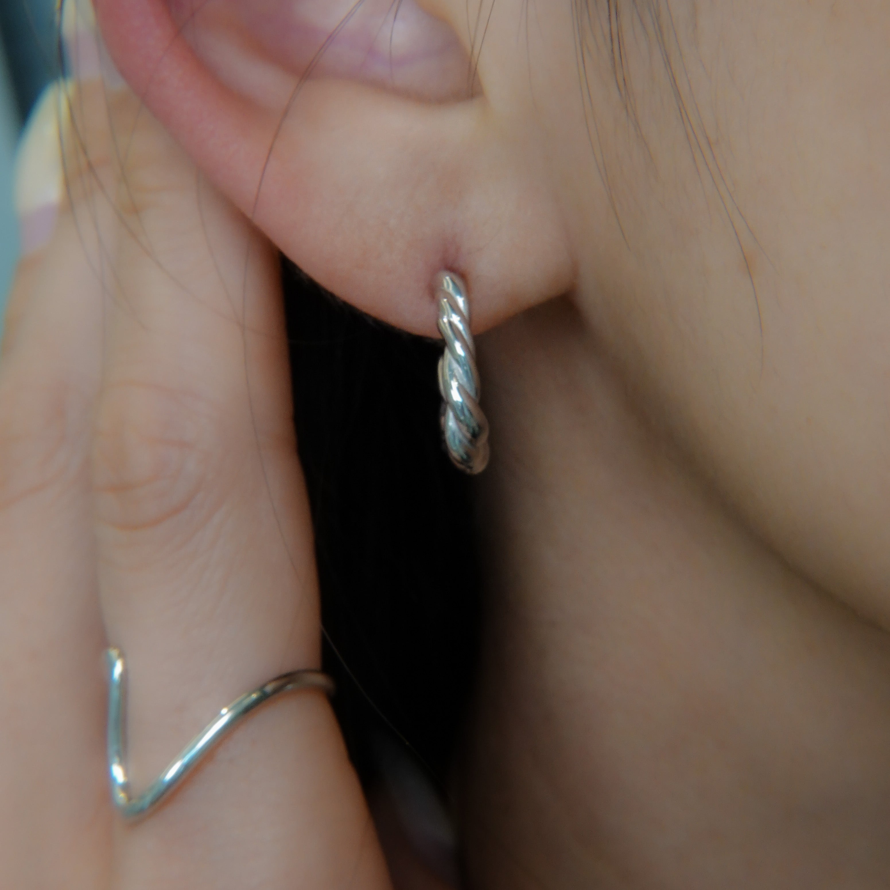 山〉 シルバー つるツイストピアス – unigem