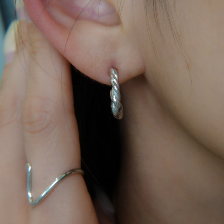 〈山〉 シルバー つるツイストピアス