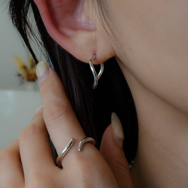 シルバー ウェーブフープピアス