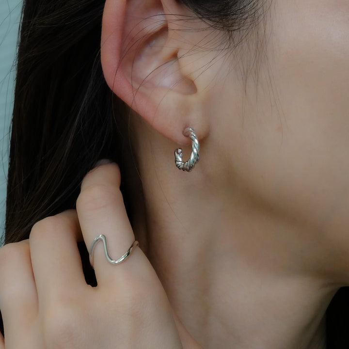 〈山〉 シルバー つるツイストピアス