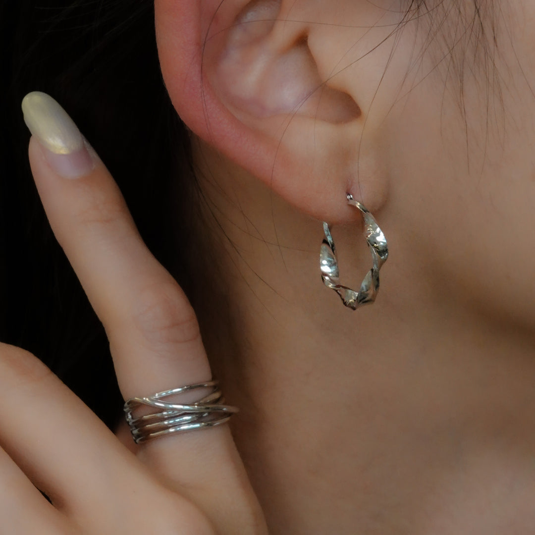 〈水〉 シルバー 水のせせらぎフープピアス