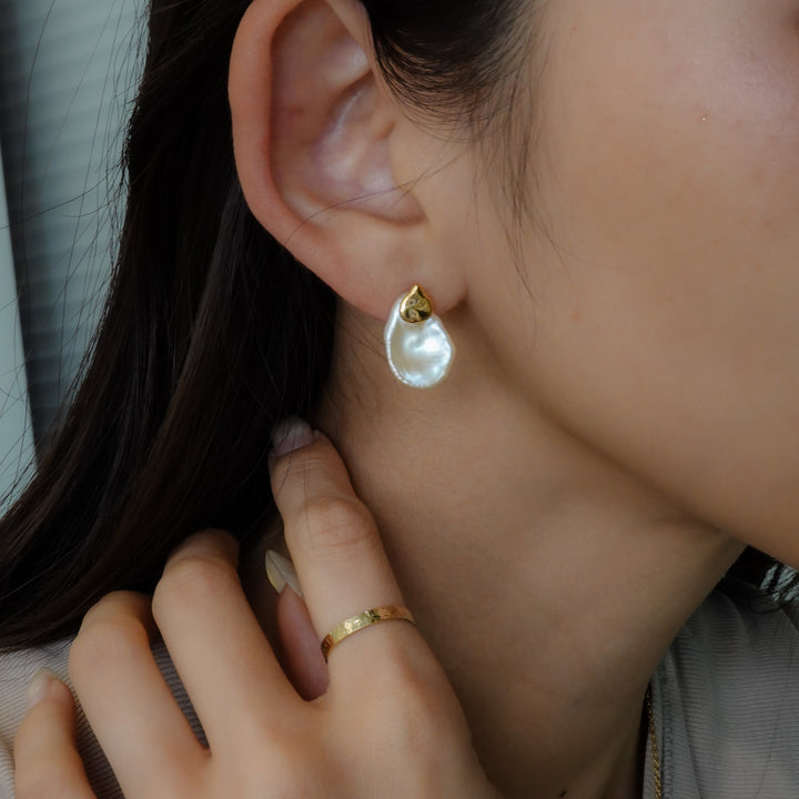 〈山〉 シルバー 花びら パールピアス