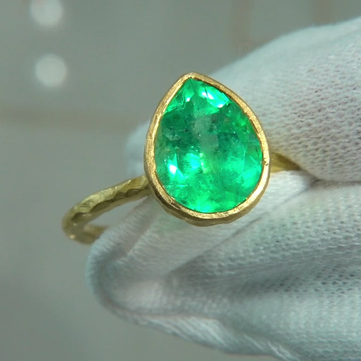 Emerald pear shape ring