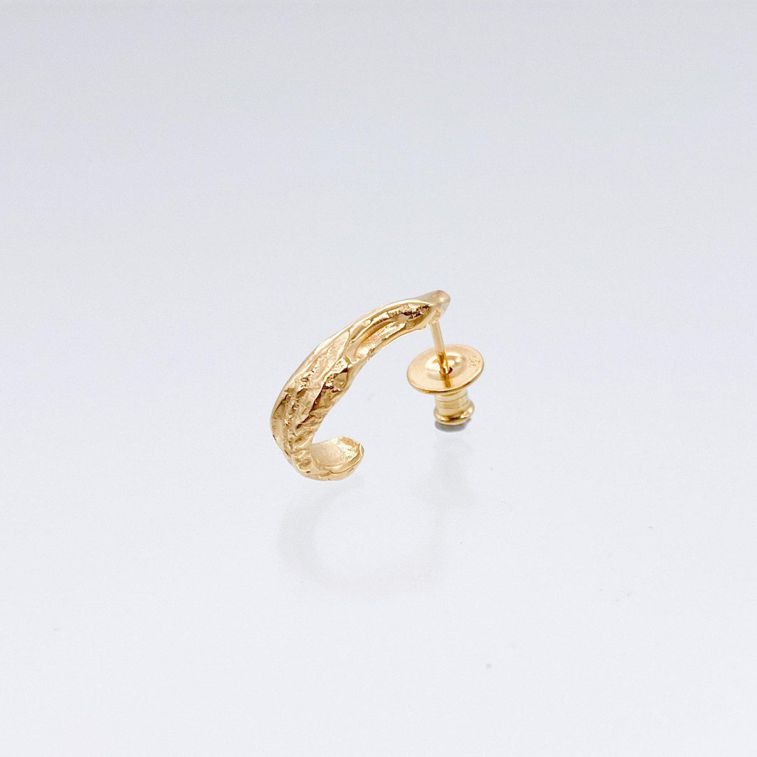 SHAPE OF WATER_courant ec/e-pierced earring-SOUHAIT-Gold-unigem